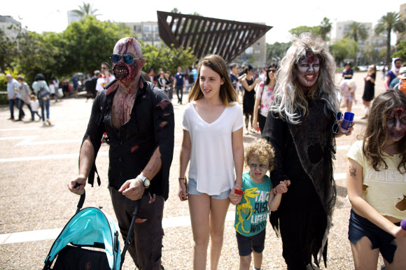 25일(현지시간) 이스라엘 텔아비브에서 유대교 ‘부림절(Purim)’ 축제 중 시민들이 좀비 분장을 하고 거리를 거닐고 있다. EPA 연합뉴스