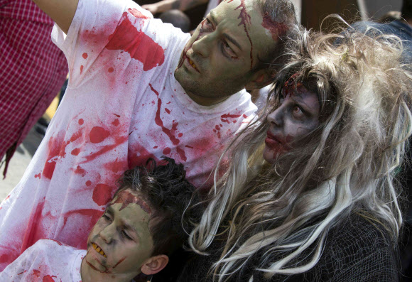 25일(현지시간) 이스라엘 텔아비브에서 유대교 ‘부림절(Purim)’ 축제 중 시민들이 좀비 분장을 하고 거리를 거닐고 있다. AFP 연합뉴스