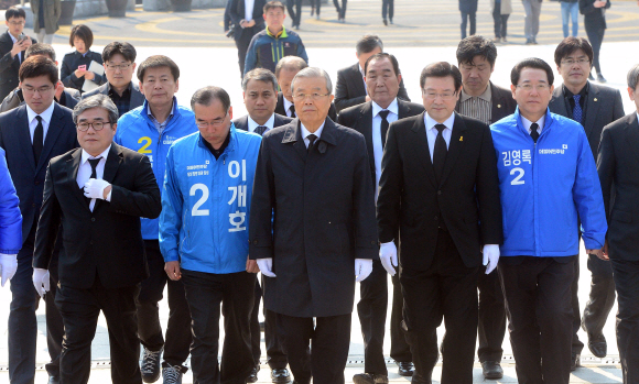 더불어민주당 김종인 비상대책위 대표가 27일 광주전남 총선 후보들과 함께 광주 북구 운정동 국립 5·18민주묘지를 참배하고 있다. 정연호 기자 tpgod@seoul.co.kr