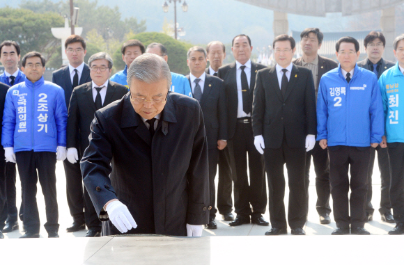 더불어민주당 김종인 비상대책위 대표가 27일  광주전남 총선 후보들과 함께 광주 북구 운정동 국립 5·18민주묘지를 참배하고 있다. 정연호 기자 tpgod@seoul.co.kr