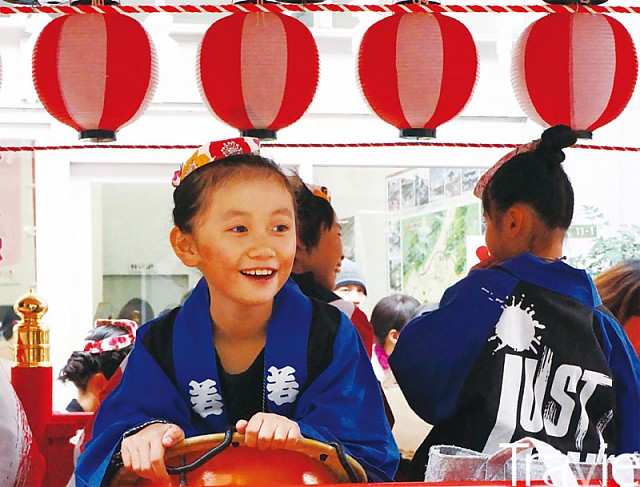 아이의 해맑은 표정 속에서 축제가 얼마나 즐거운지 짐작할 수 있다