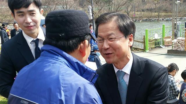 천정배(오른쪽) 국민의당 후보가 26일 광주 서구 풍암동 풍암호수공원에서 열린 ‘건강걷기대회’에 참석해 지지를 호소하고 있다. 