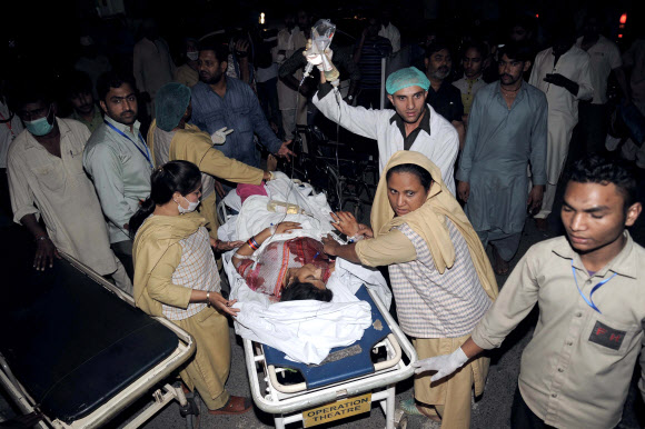 파키스탄 북동부 라호르의 한 공원에서 자살폭탄 테러로 추정되는 폭발이 일어나 70명 이상이 숨지고 300여명이 다쳤다. 의료진과 구조대원들이 부상자를 들것에 실어 나르고 있다. AFP 연합뉴스