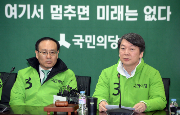 안철수 국민의당 대표가 28일 서울 마포구 당사에서 열린 선거대책위원회의에서 발언을 하고 있다.  박지환 기자 popocar@seoul.co.kr