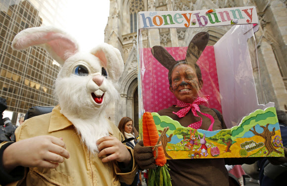 27일(현지시간) 미국 뉴욕 5번가에서 열린 부활절 퍼레이드에서 토끼 탈을 쓰고 토끼로 변신한 사람들이 행진하고 있다. AP 연합뉴스