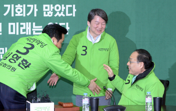 안철수 국민의당 대표와 오세정 공동선거대책위원장이 28일 서울 마포구 당사에서 열린 선거대책위원회의에서 서로 자리를 양보하고 있다.  박지환기자 popocar@seoul.co.kr
