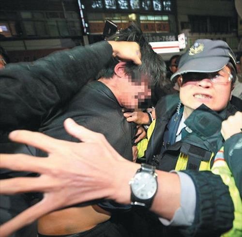 대만 타이베이 시내에서 4세 여아를 살해한 혐의로 체포된 용의자 왕징위(33)가 경찰에 연행되는 과정에서 분노에 찬 시민의 항의를 받고 있다. 연합뉴스