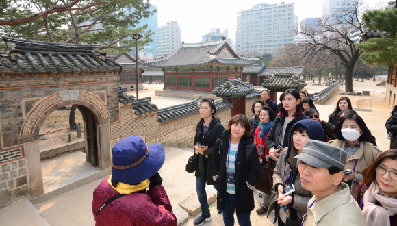 29일 오전 서울 중구 덕수궁에서 관람객들이 석어당을 내부를 둘러보고 있다. 석어당은 덕수궁 내 유일한 2층 건물로 임진왜란 당시 선조가 피난으로부터 환도하여 승하할 때까지 16년간 거처하였던 곳이다. 2016. 03. 28 손형준 기자 boltagoo@seoul.co.kr