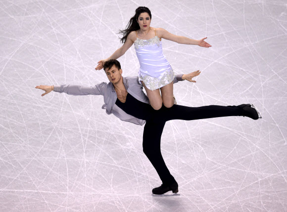 스페인 셀리아 로블레도와 루이스 페네로가 28일(현지시간) 보스톤 TD 가든에서 열린 2016 ISU 세계 피겨 스케이팅 선수권 대회서 아이스 댄스 연습 시간에 연기를 펼치고 있다.AFP 연합뉴스