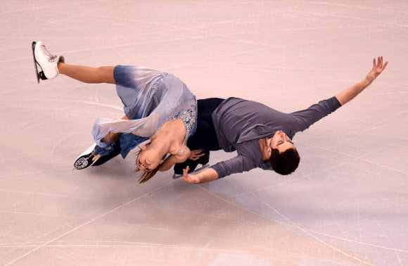 우크라이나 알렉산드라 나자로바와 맥심 니키틴이 28일(현지시간) 보스톤 TD 가든에서 열린 2016 ISU 세계 피겨 스케이팅 선수권 대회서 아이스 댄스 연습 시간에 연기를 펼치고 있다.AFP 연합뉴스