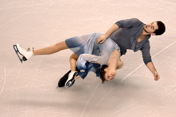 우크라이나 알렉산드라 나자로바와 맥심 니키틴이 28일(현지시간) 보스톤 TD 가든에서 열린 2016 ISU 세계 피겨 스케이팅 선수권 대회서 아이스 댄스 연습 시간에 연기를 펼치고 있다.AFP 연합뉴스 