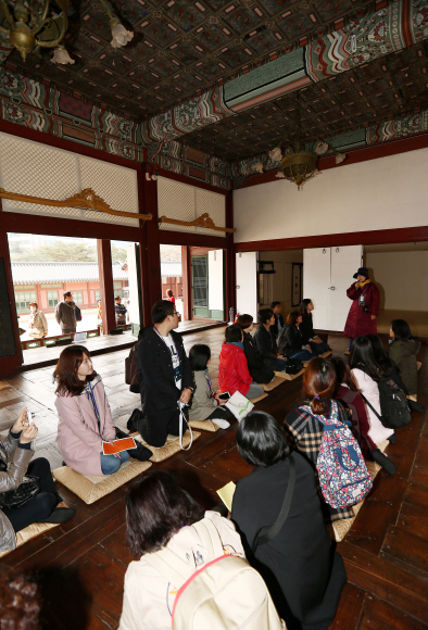 29일 오전 서울 중구 덕수궁 함녕전에서 ’궁궐 내부를 엿보다’ 프로그램에 참가한 관람객들이 문화해설사의 설명을 듣고 있다. 2016. 03. 29 손형준 기자 boltagoo@seoul.co.kr