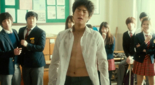 앳된 얼굴과 달리 반전 몸매의 소유자 박보검이 영화 ‘차형사’에서 복근을 노출한 장면.