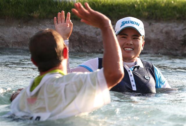 박인비가 2013년 4월 8일 한국선수로는 이 대회 세 번째 우승을 차지한 뒤 연못에 뛰어들어 캐디와 함께 하이파이브를 하고 있는 모습. AFP 연합뉴스 