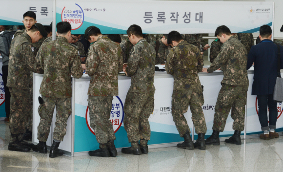 일산 킨텍스에서 열린 전역예정 장병 취업박람회장을 찾은 장병들이 취업부스를 둘러보고 있다. 2016. 03. 30 안주영 기자 jya@seoul.co.kr