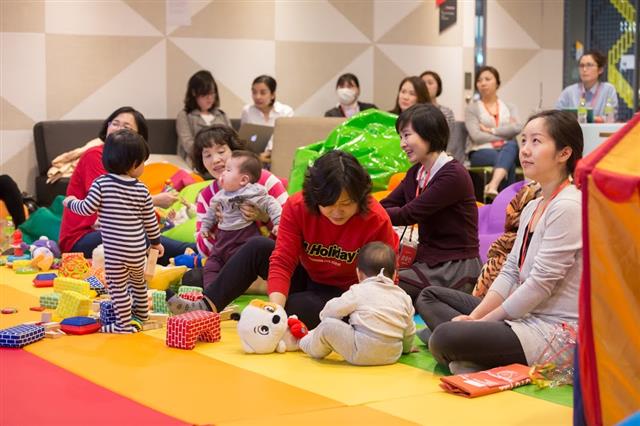 30일 서울 강남구 구글캠퍼스 서울에서 열린 ‘엄마를 위한 캠퍼스’에서 창업을 준비하는 참가자들이 아기와 함께 여성 창업자들의 이야기를 듣고 있다. 구글코리아 제공