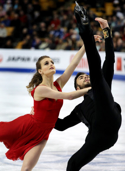 30일(현지시간) 미국 매사추세츠주 보스턴 TD가든에서 열린 2016 국제빙상경기연맹(ISU) 피겨스케이팅 세계선수권대회 아이스댄스 쇼트댄스에서 프랑스팀이 멋진 실력을 보여주고 있다. EPA 연합뉴스