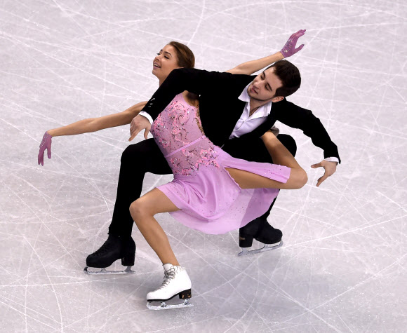 30일(현지시간) 미국 매사추세츠주 보스턴 TD가든에서 열린 2016 국제빙상경기연맹(ISU) 피겨스케이팅 세계선수권대회 아이스댄스 쇼트댄스에서 우크라이나 선수들이 멋진 실력을 보여주고 있다. EPA 연합뉴스