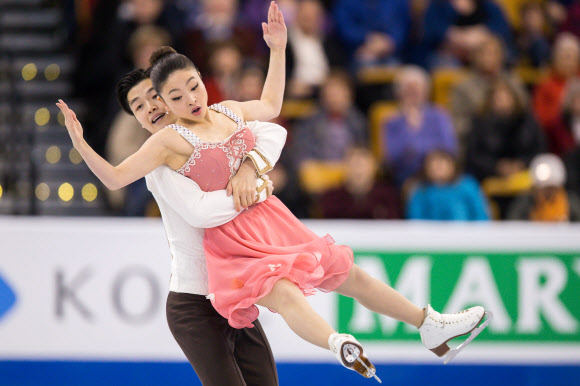 30일(현지시간) 미국 매사추세츠주 보스턴 TD가든에서 열린 2016 국제빙상경기연맹(ISU) 피겨스케이팅 세계선수권대회 아이스댄스 쇼트댄스에서 미국팀 선수들이 멋진 실력을 보여주고 있다. EPA 연합뉴스