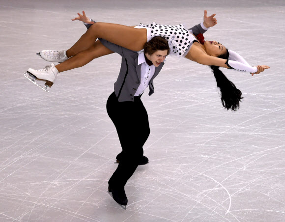 30일(현지시간) 미국 매사추세츠주 보스턴 소재 TD가든의 2016 국제빙상경기연맹(ISU) 피겨스케이팅 세계선수권대회 아이스댄스 쇼트댄스에서, 김레베카(위)-키릴 미노프가 실력을 펼치고 있다. AFP 연합뉴스