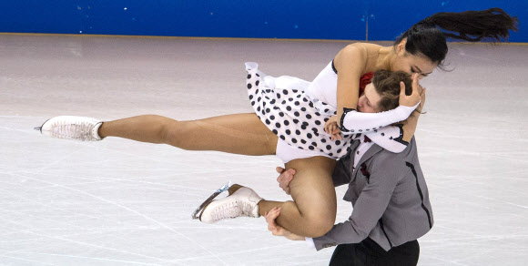 30일(현지시간) 미국 매사추세츠주 보스턴 TD가든에서 열린 2016 국제빙상경기연맹(ISU) 피겨스케이팅 세계선수권대회 아이스댄스 쇼트댄스에서  김레베카-키릴 미노프가 멋진 실력을 보여주고 있다. EPA 연합뉴스 