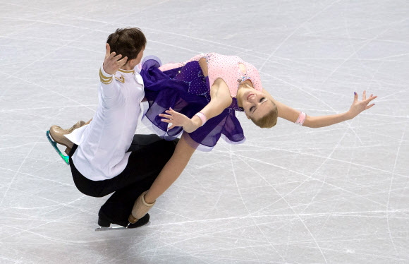 30일(현지시간) 미국 매사추세츠주 보스턴 TD가든에서 열린 2016 국제빙상경기연맹(ISU) 피겨스케이팅 세계선수권대회 아이스댄스 쇼트댄스에서 벨라루스 선수들이 멋진 실력을 보여주고 있다. EPA 연합뉴스