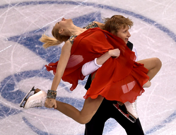 30일(현지시간) 미국 매사추세츠주 보스턴 TD가든에서 열린 2016 국제빙상경기연맹(ISU) 피겨스케이팅 세계선수권대회 아이스댄스 쇼트댄스에서 라트비아 선수들이 멋진 실력을 보여주고 있다. AFP 연합뉴스
