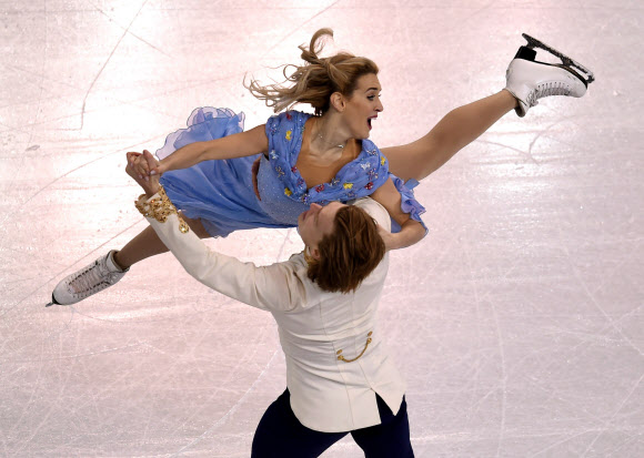 30일(현지시간) 미국 매사추세츠주 보스턴 TD가든에서 열린 2016 국제빙상경기연맹(ISU) 피겨스케이팅 세계선수권대회 아이스댄스 쇼트댄스에서 이스라엘 선수들이 멋진 실력을 보여주고 있다. AFP 연합뉴스