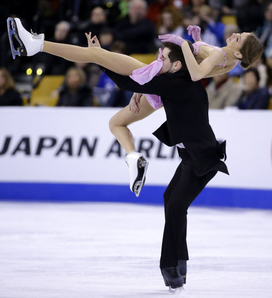 30일(현지시간) 미국 매사추세츠주 보스턴 TD가든에서 열린 2016 국제빙상경기연맹(ISU) 피겨스케이팅 세계선수권대회 아이스댄스 쇼트댄스에서 우크라이나 선수들이 멋진 실력을 보여주고 있다. AP 연합뉴스