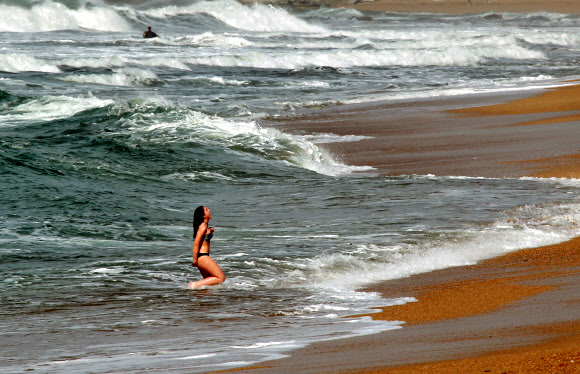 30일(현지시간) 프랑스 남서부 비아리츠 해안가에서 한 여성이 수영을 즐기고 있다.  AP 연합뉴스