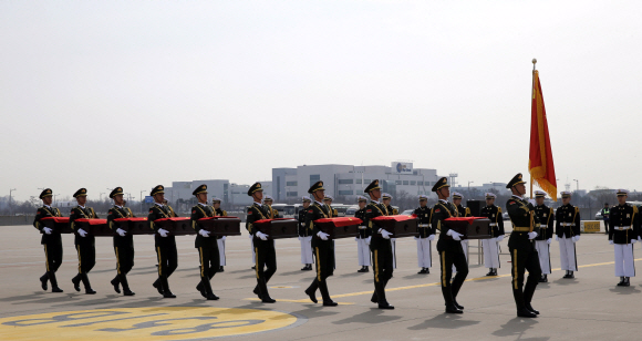 중국군 의장대가 31일 오전 인천 중구 운서동 인천국제공항에서 중국군 유해 송환식을 마치고 봉안함을 들고 중국 수송기에 오르고 있다.  사진공동취재단
