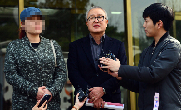 헌재가 성매매알선 등 행위의 처벌에 관한 법률 21조 1항에 대해 합헌을 결정한 31일 한터전국연합 성노동자 대표와 변호사가 서울 종로구 헌법재판소 앞에서 기자회견을 가지고 있다. 박윤슬 기자 seul@seoul.co.kr