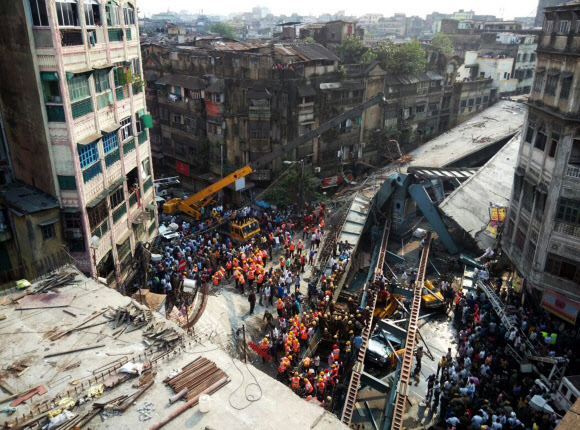 인도 콜카타 고가도로 붕괴 현장에서 구조대원들과 주민들이 콘크리트와 철근 더미를 치우며 구호에 나선 모습. 2016-03-31 연합뉴스.