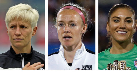 지난달 31일(현지시간) 미국 여자축구 대표팀을 대표해 남자 선수만큼 임금을 받게 해달라고 진정서를 제출한 여자 선수들. 왼쪽부터 칼리 로이드, 알렉스 모간, 메간 라피노에.   AP 자료사진 