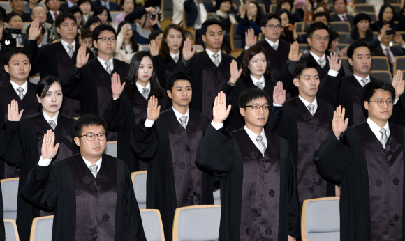 1일 오전 서울 서초구 대법원 대강당에서 열린 신임법관 임명식에서 신임법관들이 법복을 착용한 뒤 선서를 하고 있다.  안주영 기자 jya@seoul.co.kr