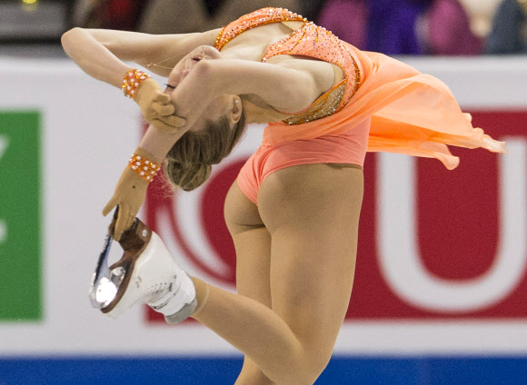 31일(현지시간) 미국 매사추세츠주 보스턴의 TD 가든에서 열린 국제빙상경기연맹(ISU) 피겨스케이팅 세계선수권대회 여자 싱글 쇼트프로그램에서 엘레나 라디오노바가 경기를 펼치고 있다. EPA 연합뉴스