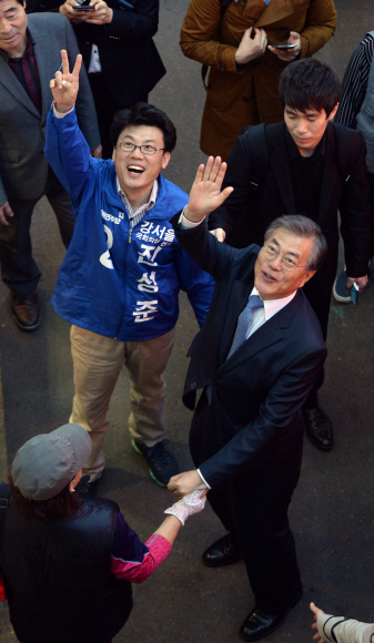 1일 서울 강서구 방신시장을 방문한 문재인 더불어민주당 전 대표가 지원유세를 펼치고 있다.  박지환 기자 popocar@seoul.co.kr