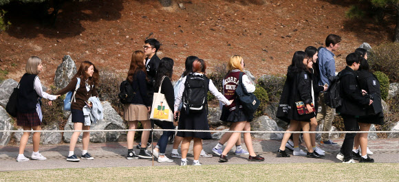 교복 꺼내입은 대학생들