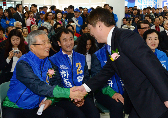 1일 전북 익산시 더불어민주당 한병도 후보 선거사무소 개소식에 참석한 김종이 비대위 대표가 최재성 전 의원과 인사를 나누고 있다. 정연호 기자 tpgod@seoul.co.kr