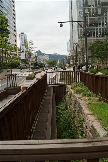 최근 복원한 삼청동천 유구의 일부. 교보문고 뒷골목이다. 서울신문 포토라이브러리