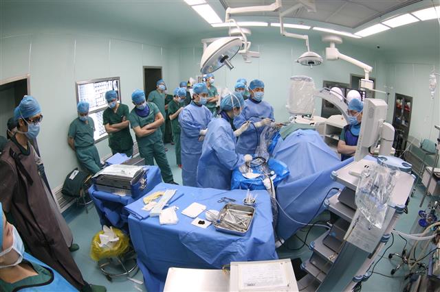 이상호 박사의 수술 장면. 중국 현지 의료진이 지켜보는 가운데 시행된 이 수술은 현지 방송에서 녹화 방영하기도 했다.