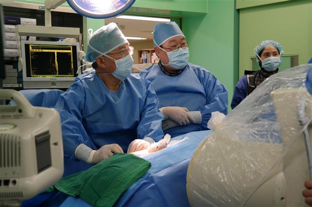 이상호 박사가 중국에서 현지 의료진이 지켜보는 가운데 환자를 수술하는 장면.