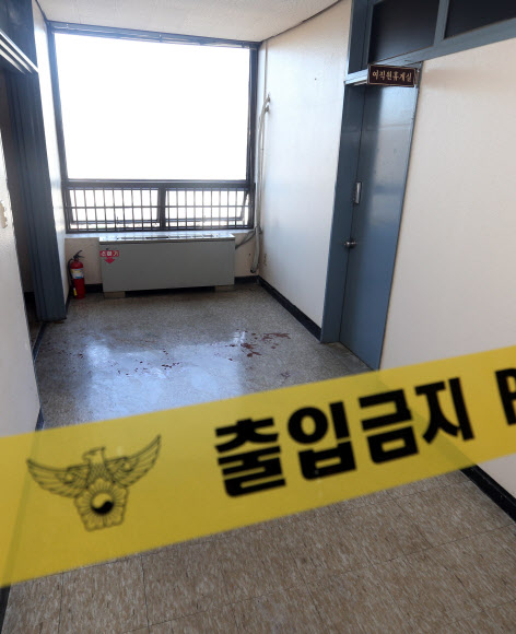 4일 서울 관악경찰서 사이버범죄수사팀 앞의 염산추정테러 현장. 이 날 오전 8시45분께 서울 관악경찰서 3층 사이버수사팀 복도 앞에서 전모씨가 해당 팀 박모 경사에게 염산으로 추정되는 액체를 뿌렸다.  연합뉴스