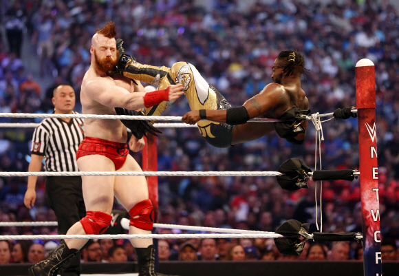 3일(현지시간) 미국 텍사스주 알링턴의 AT&T 스타디움에서 열린 ‘레슬매니아 32(WrestleMania 32)’경기에서 뉴 데이(The New Day·오른쪽) 선수가 리그 오브 네이션스(The League of Nations) 선수에게 킥을 하고  있다. 레슬매니아는 WWE(World Wrestling Entertainment)가 개최하는 경기중 최고의 규모를 자랑하는 대회이다. AP 연합뉴스