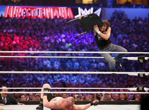 3일(현지시간) 미국 텍사스주 알링턴의 AT&T 스타디움에서 열린 ‘레슬매니아 32(WrestleMania 32)’경기에서 딘 앰브로스(Dean Ambrose·오른쪽)가 브록 레스너(Brock Lesnar )에게 의자로 공격하고 있다. 레슬매니아는 WWE(World Wrestling Entertainment)가 개최하는 경기중 최고의 규모를 자랑하는 대회이다. AP 연합뉴스
