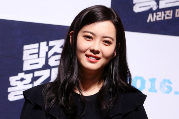 배우 고아라가 4일 오전 서울 신사동 CGV압구정에서 열린 영화 ‘탐정 홍길동: 사라진 마을’ 제작보고회에서 미소짓고 있다. 연합뉴스