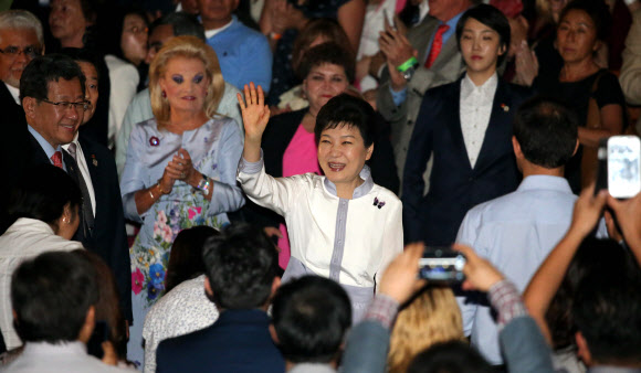 박근혜 대통령이 3일 오후(현지시간) 한·멕시코 문화교류 공연이 열린 멕시코시티 메트로폴리탄극장에 들어서며 관객들에게 손을 흔들어 주고 있다.  연합뉴스