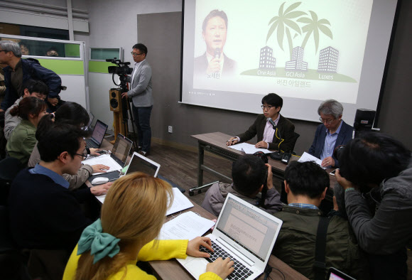 4일 오전 서울 중구 성공회빌딩 뉴스타파 사무실에서 심인보 뉴스타파 기자가 뉴스타파-ICIJ 공동 프로젝트 ‘조세도치퍼의 한국인들 2016’ 1차 공개 발표를 하고 있다. 이날 뉴스타파는 노태우 전 대통령의 장남 재헌씨가 조세회피처인 영국령 버진 아일랜드에 3곳의 유령회사를 설립한 것으로 나타났다고 밝혔다.  연합뉴스