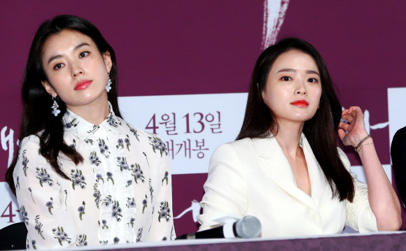 배우 한효주(왼쪽), 천우희가 4일 오후 서울 광진구 롯데시네마 건대입구에서 열린 영화 ‘해어화’ 언론시사회에서 질문을 듣고 있다.  연합뉴스