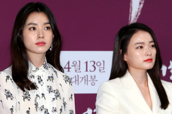 배우 한효주(왼쪽), 천우희가 4일 오후 서울 광진구 롯데시네마 건대입구에서 열린 영화 ‘해어화’ 언론시사회에서 질문을 듣고 있다.  연합뉴스